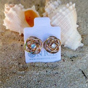 18K gold plated Rose shaped with a diamond earrings